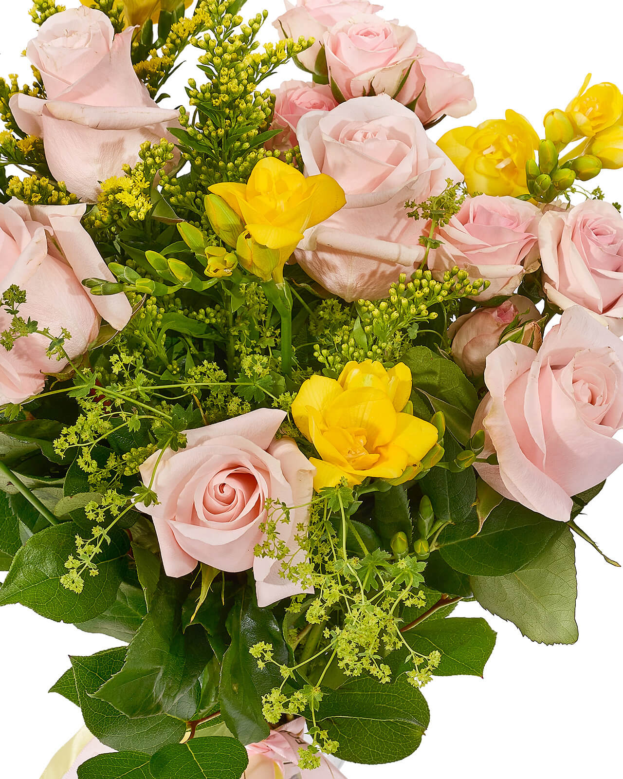 Buchet cu trandafiri roz, frezii galbene, minirose roz, solidago si alchemilla „Rose Aura”
