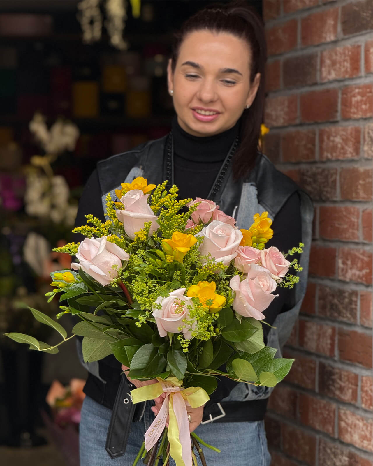 Buchet cu trandafiri roz, frezii galbene, minirose roz, solidago si alchemilla „Rose Aura”