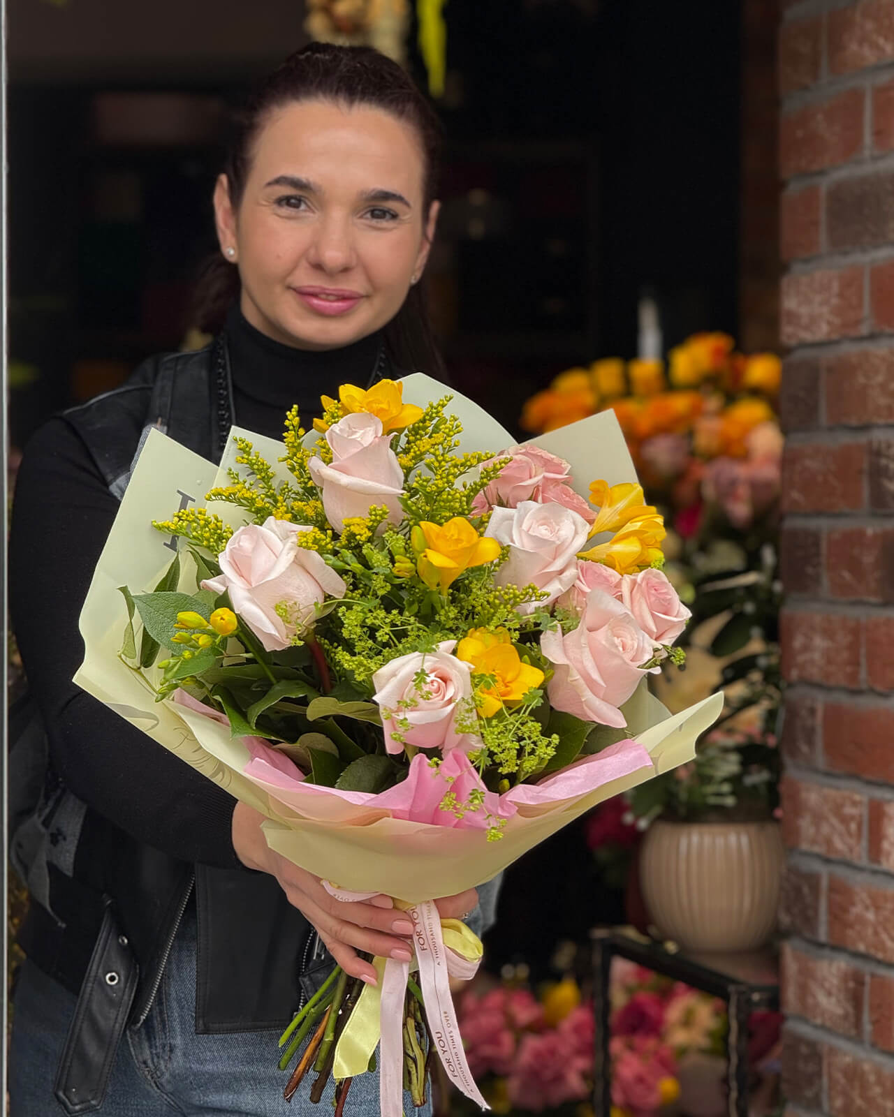 Buchet cu trandafiri roz, frezii galbene, minirose roz, solidago si alchemilla „Rose Aura”