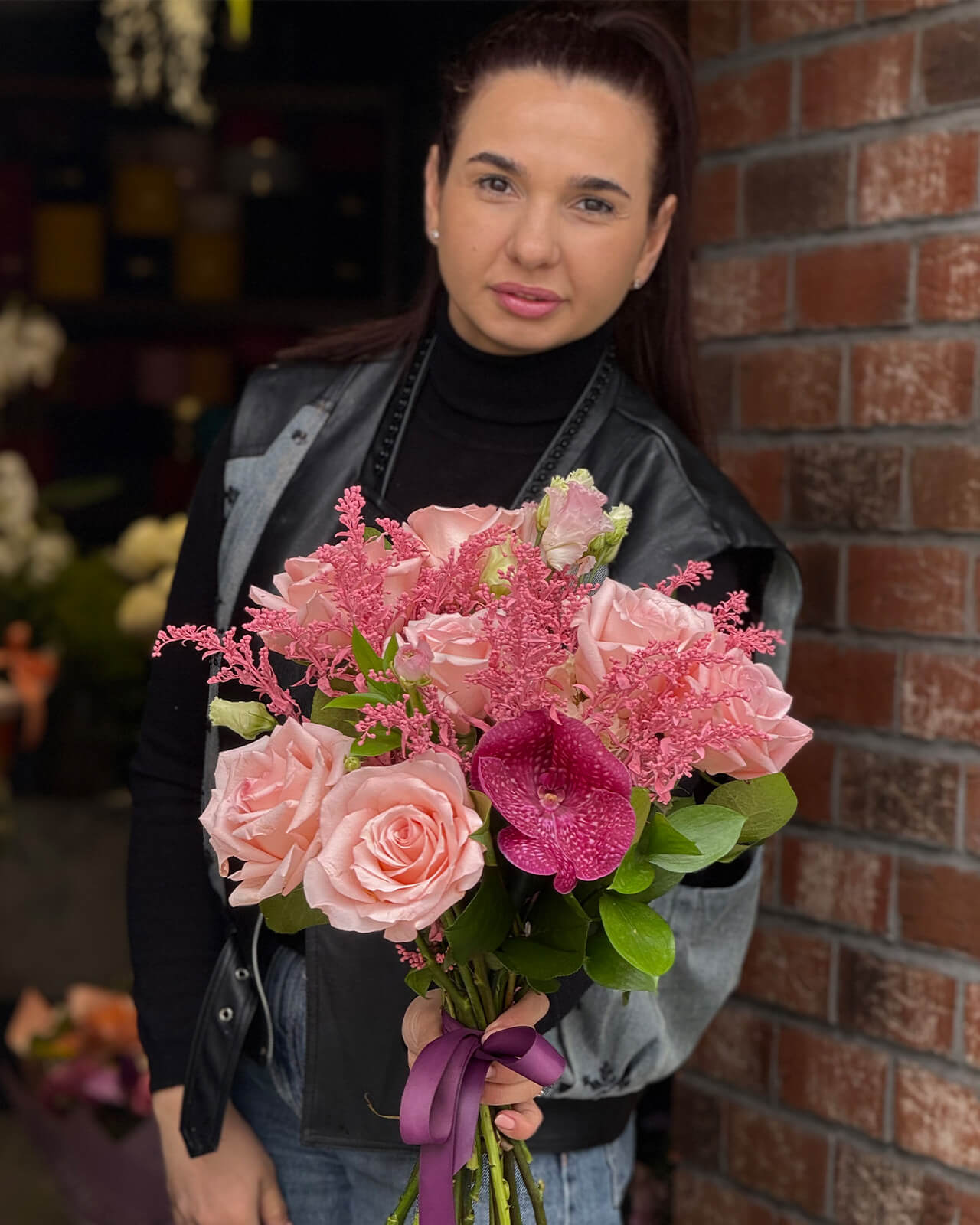 Buchet cu trandafiri roz, lisianthus, cupa Vanda si solidago roz „Summer Echo”