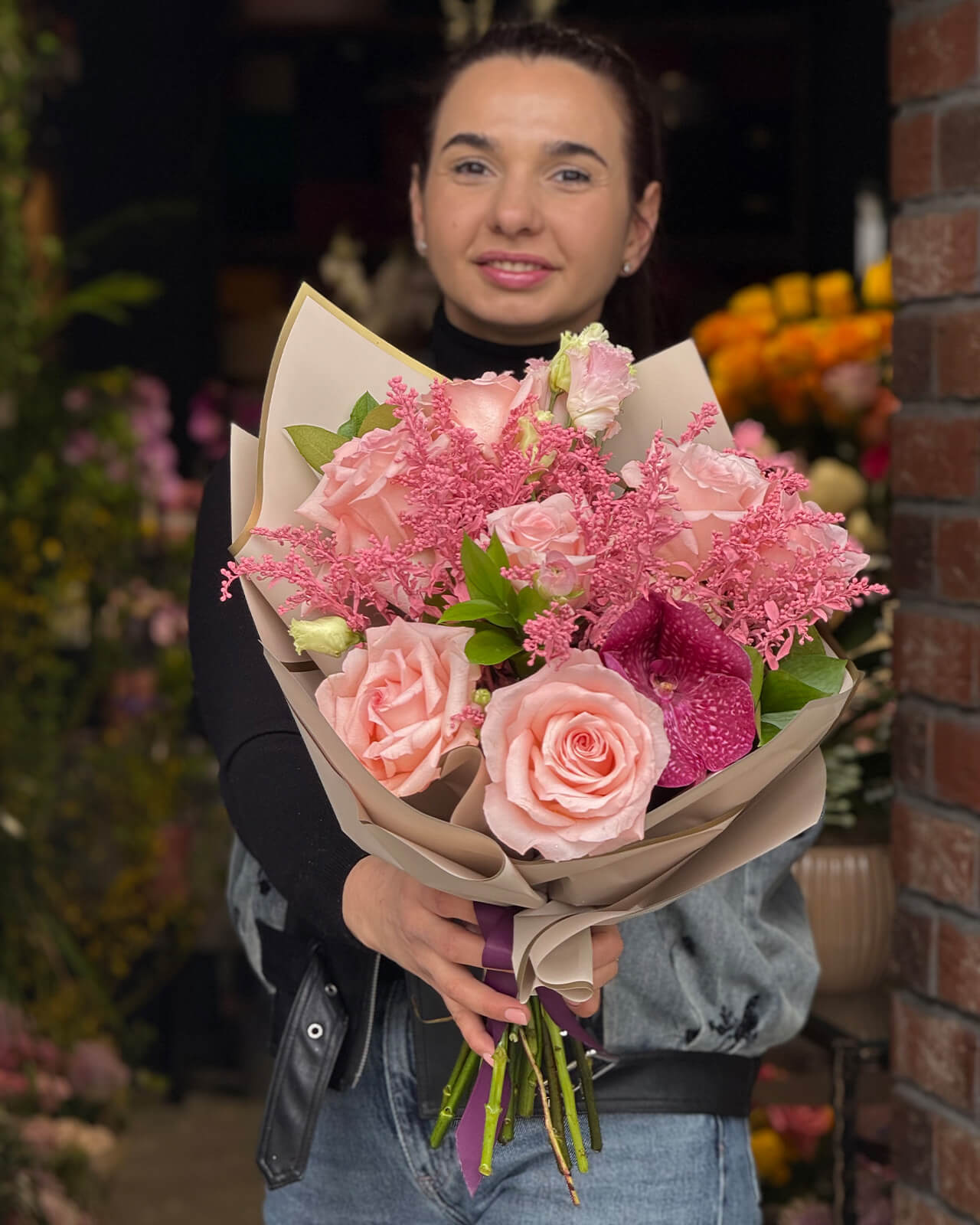Buchet cu trandafiri roz, lisianthus, cupa Vanda si solidago roz „Summer Echo”