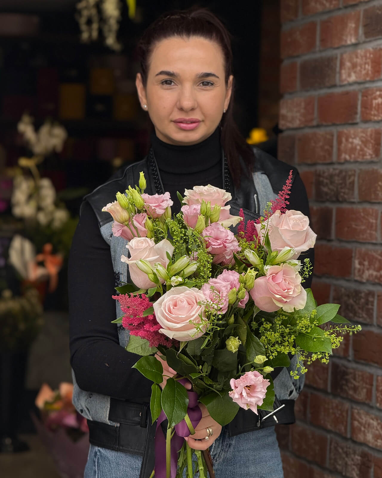 Buchet cu trandafiri roz, lisianthus roz, astilbe, alstroemeria alba si alchemilla „Blush Tide”