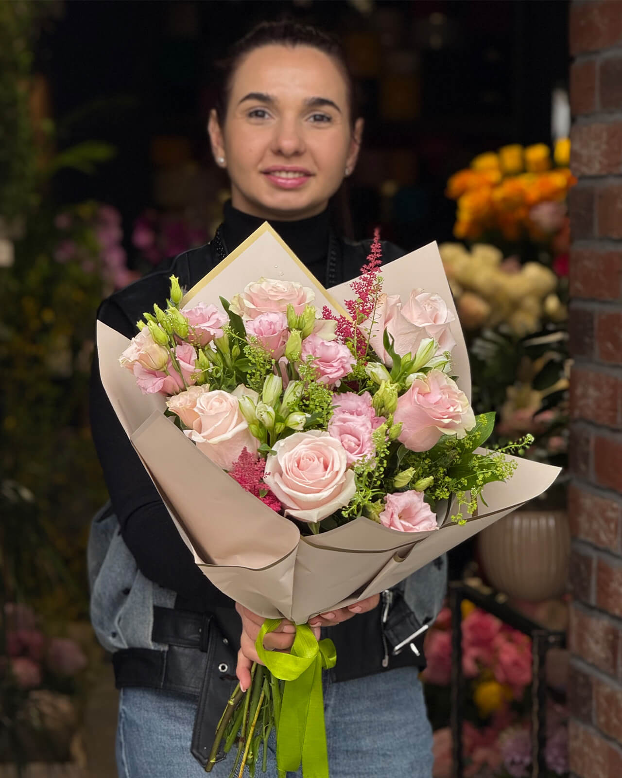 Buchet cu trandafiri roz, lisianthus roz, astilbe, alstroemeria alba si alchemilla „Blush Tide”