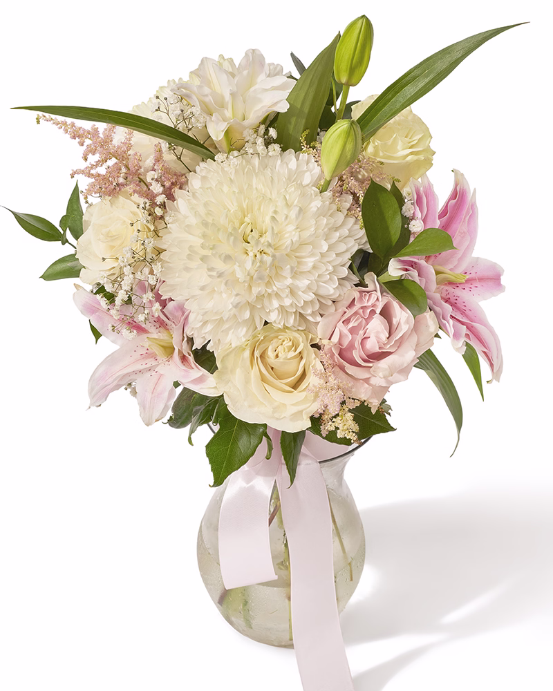 Buchet cu trandafiri si crin „Elegant Whispers”--1
