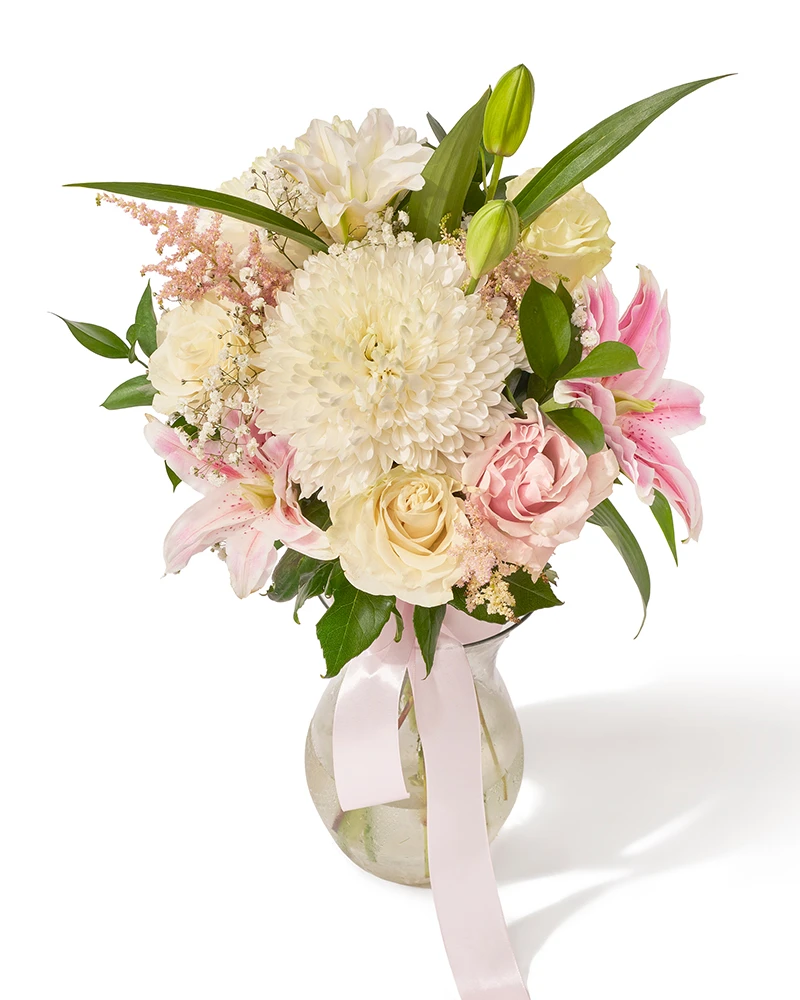 Buchet cu trandafiri si crin „Elegant Whispers”