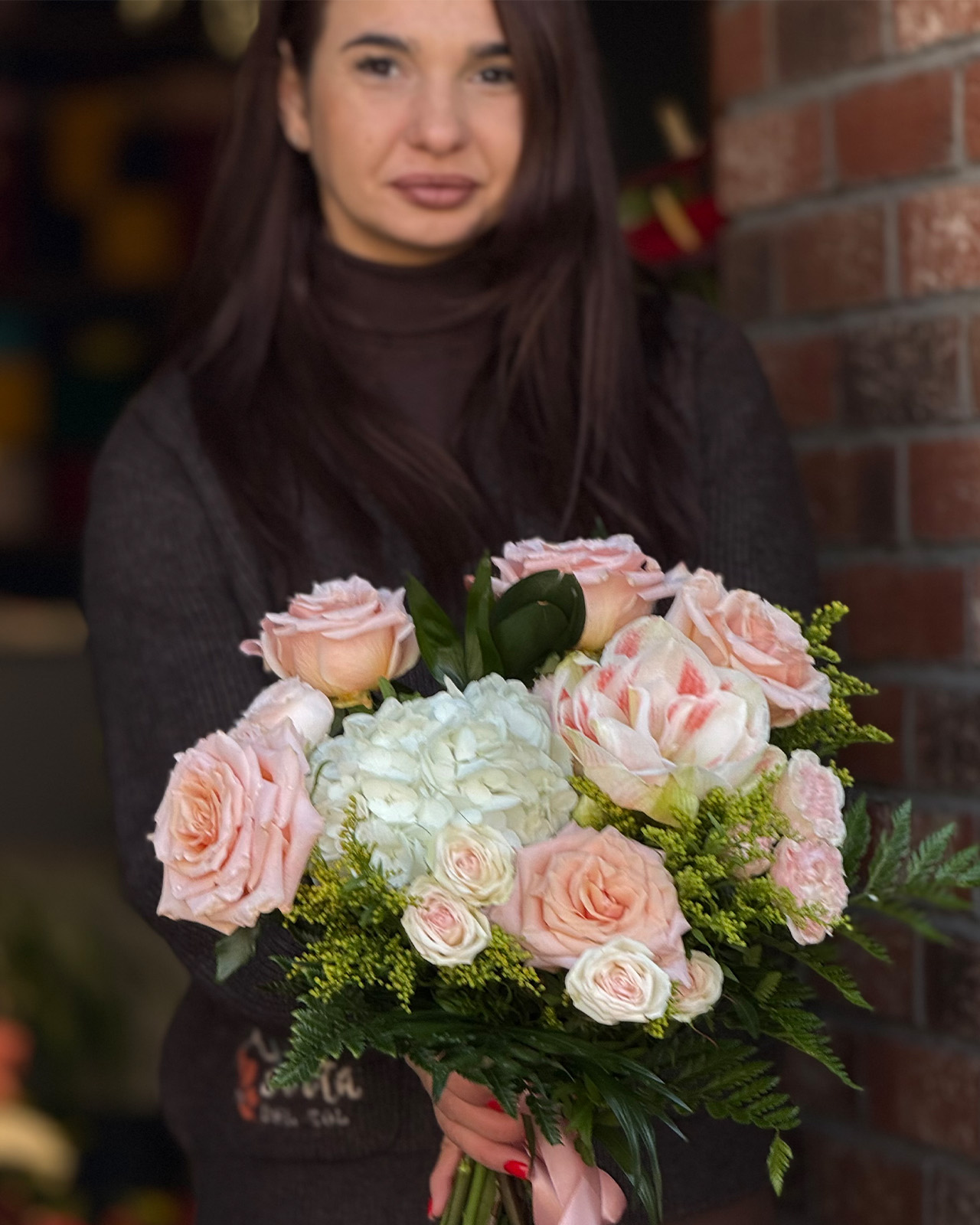 Buchet cu trandafiri și hortensie „Blushing Horizon”-2