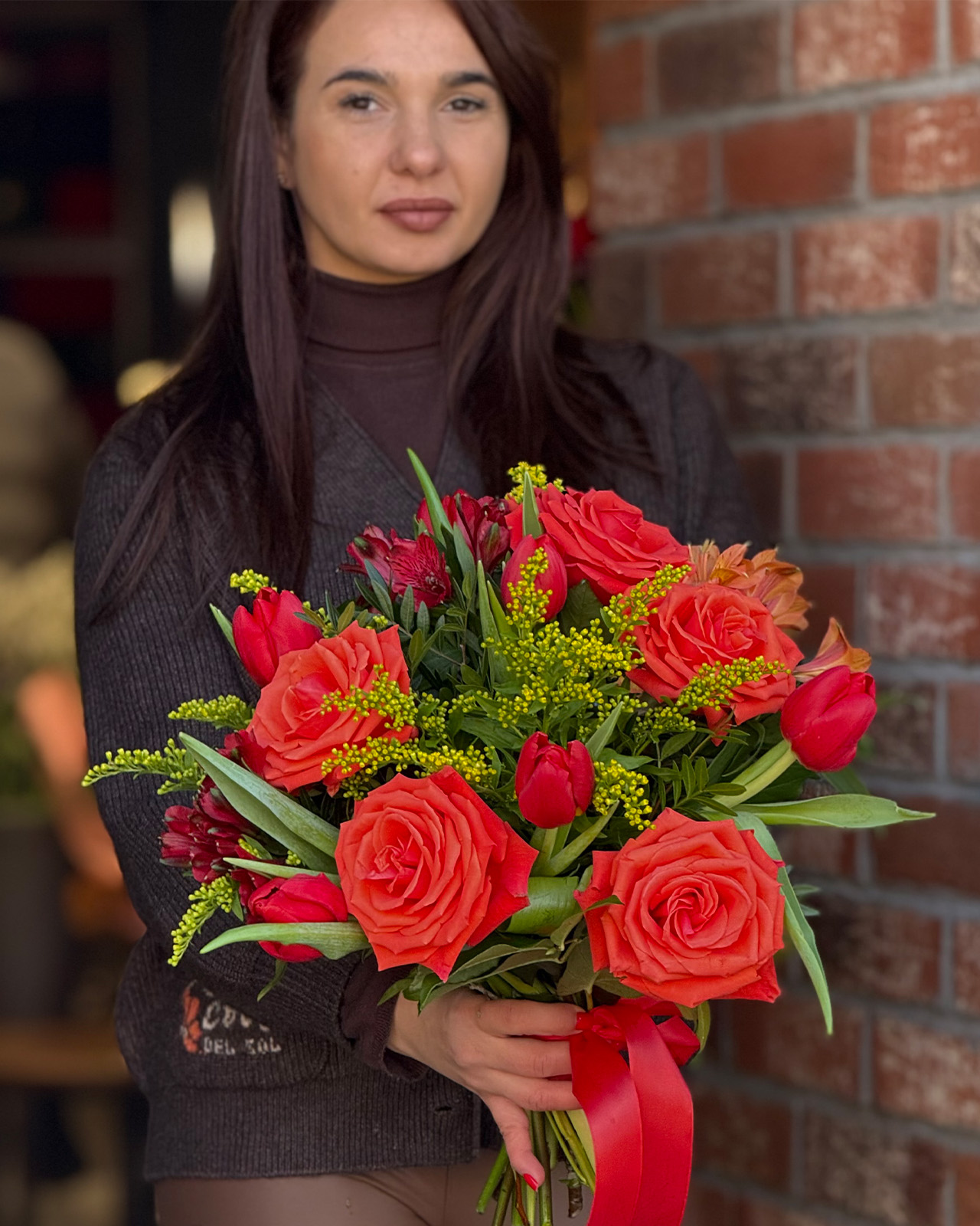 Buchet cu trandafiri și lalele „Velvet Aurora”-2