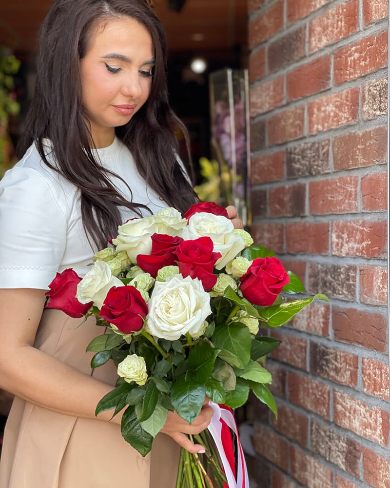 Buchet cu trandafiri si minirose „Morning Dew”-2