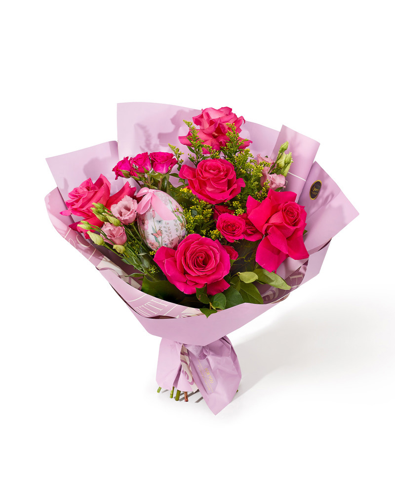 Buchet de Paste cu trandafiri Pink Floyd, lisianthus roz, minirose fucsia si solidago „Coral Whispering”