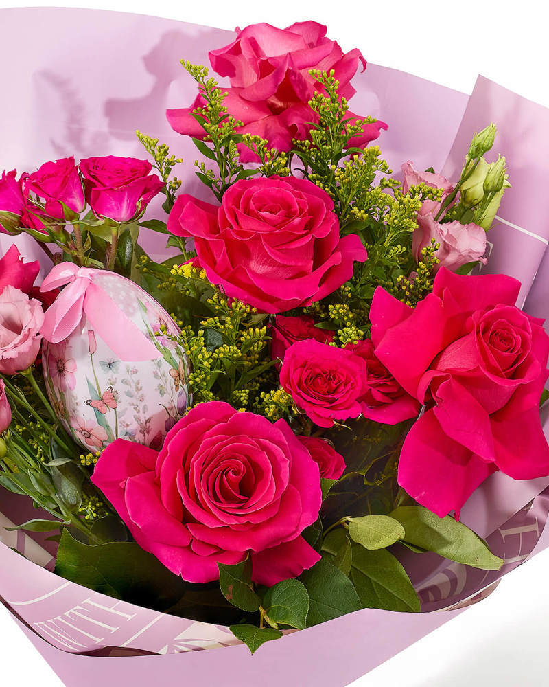 Buchet de Paste cu trandafiri Pink Floyd, lisianthus roz, minirose fucsia si solidago „Coral Whispering”