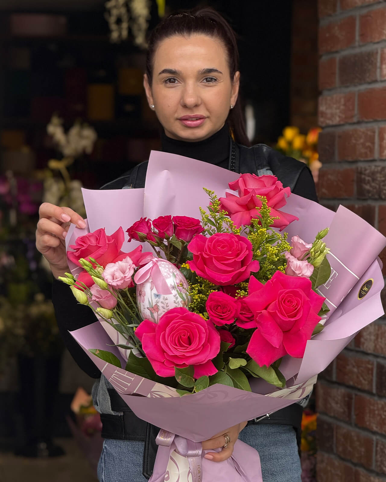Buchet de Paste cu trandafiri Pink Floyd, lisianthus roz, minirose fucsia si solidago „Coral Whispering”