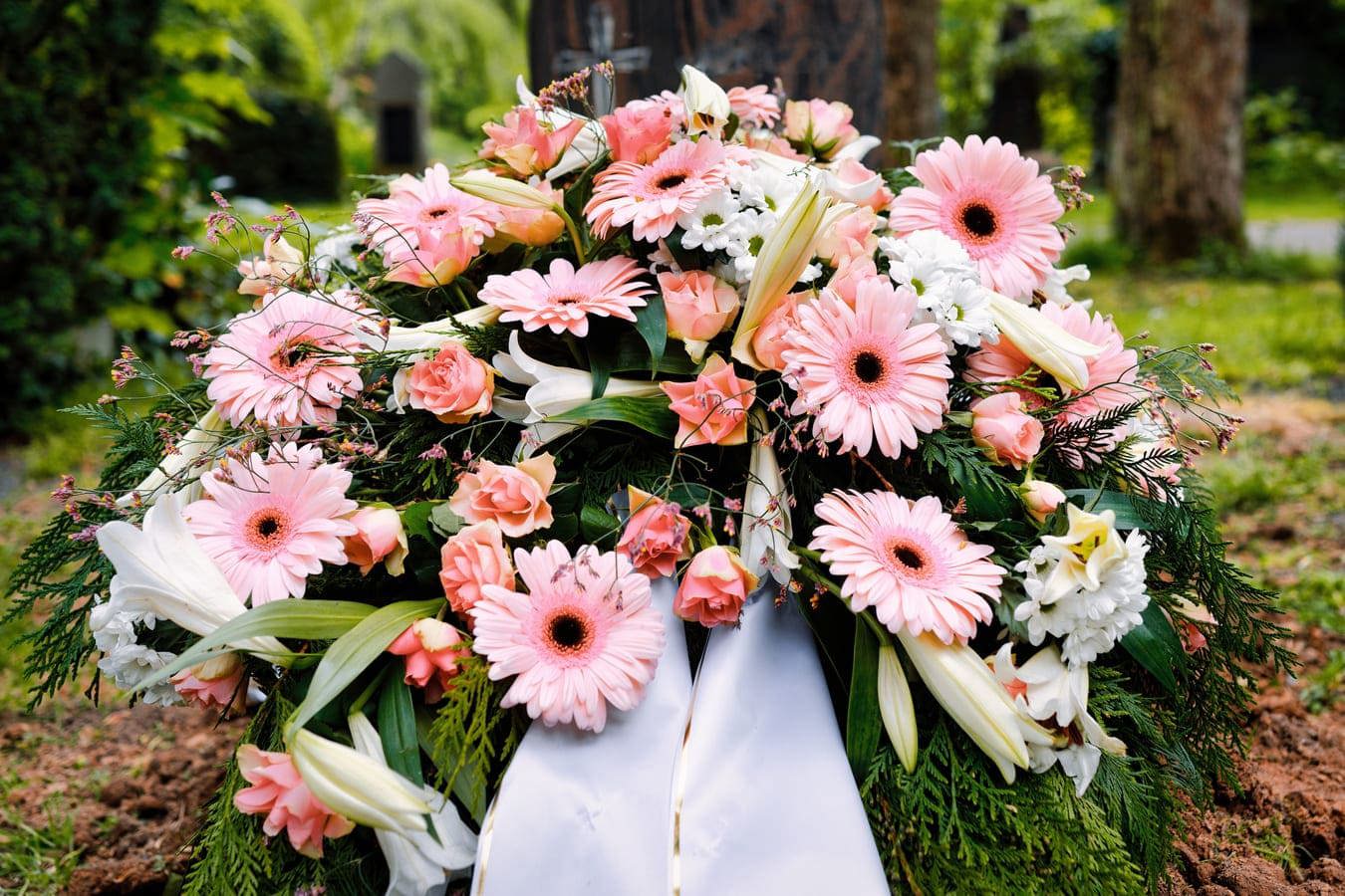Cele mai frumoase mesaje pentru coroana funerară: expresii de compasiune și iubire