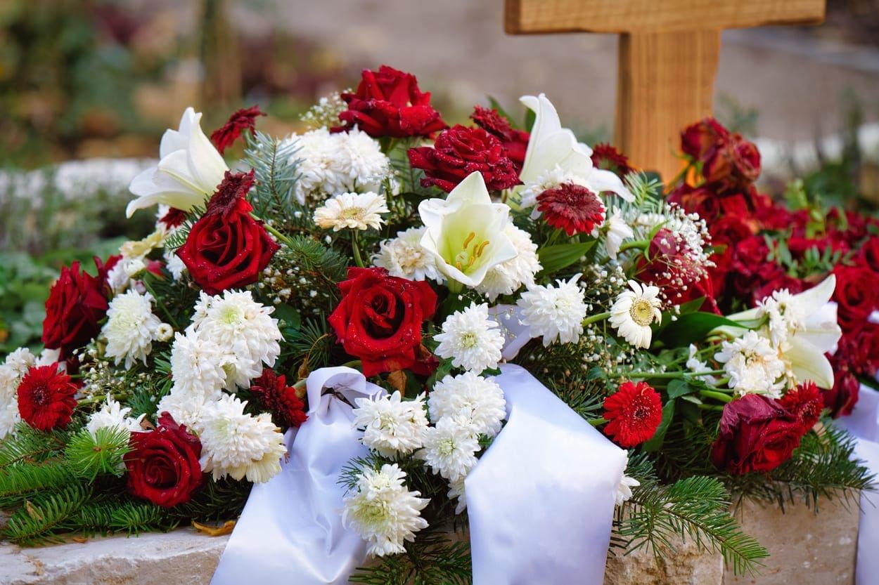 Cele mai frumoase mesaje pentru coroana funerară: expresii de compasiune și iubire - 2