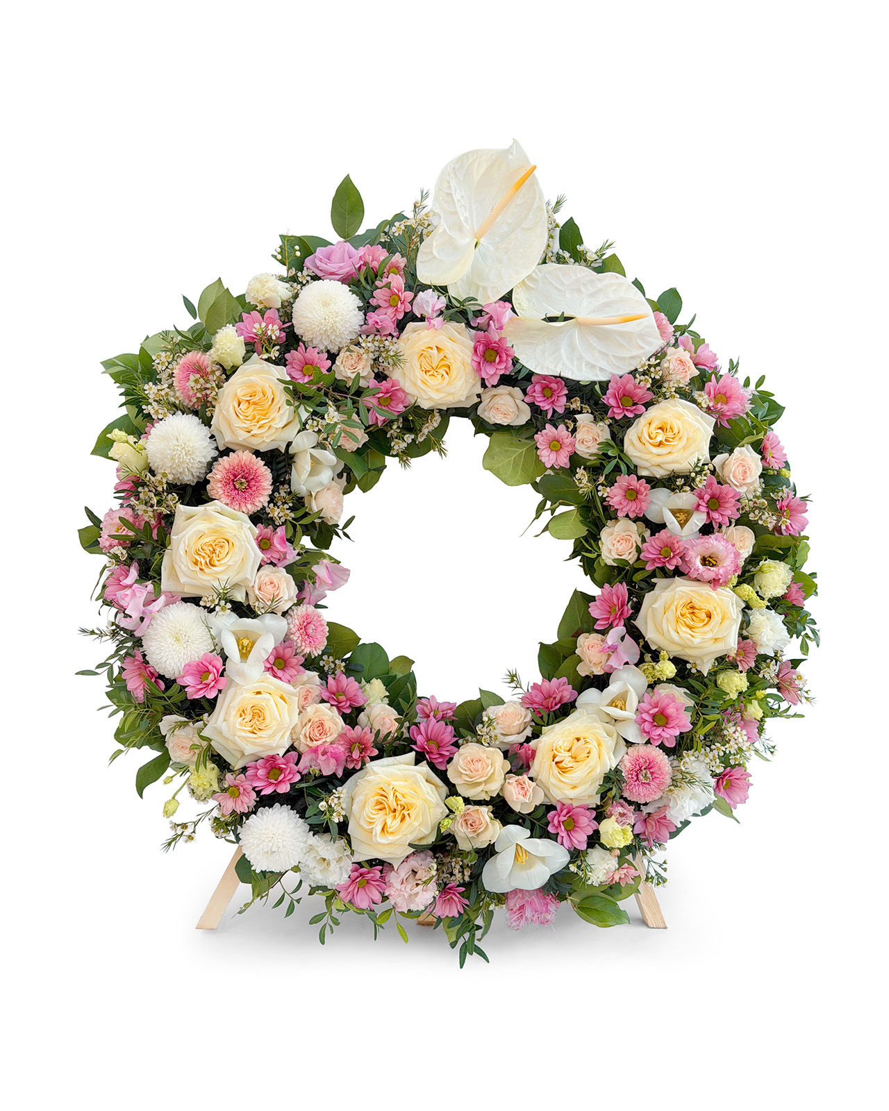 Coroana funerara rotunda cu trandafiri albi, minirosa, lalele, anthurium si lisianthus