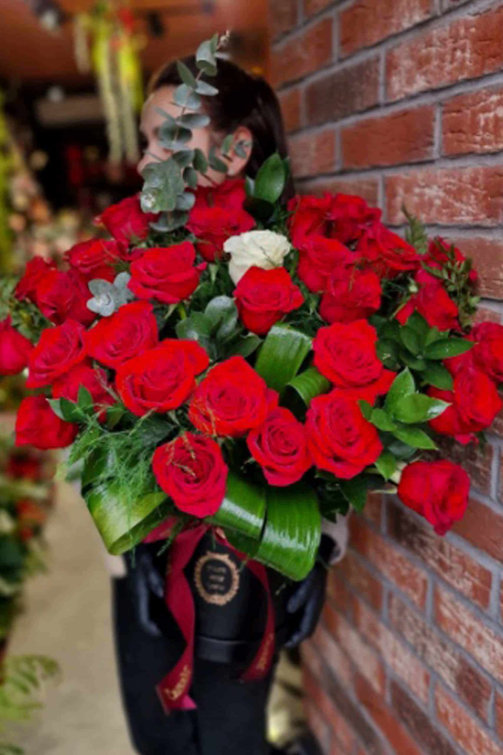Cum să îngrijești corect buchetele de trandafiri: Sfaturi de la specialiștii Florăriei Queen🌹