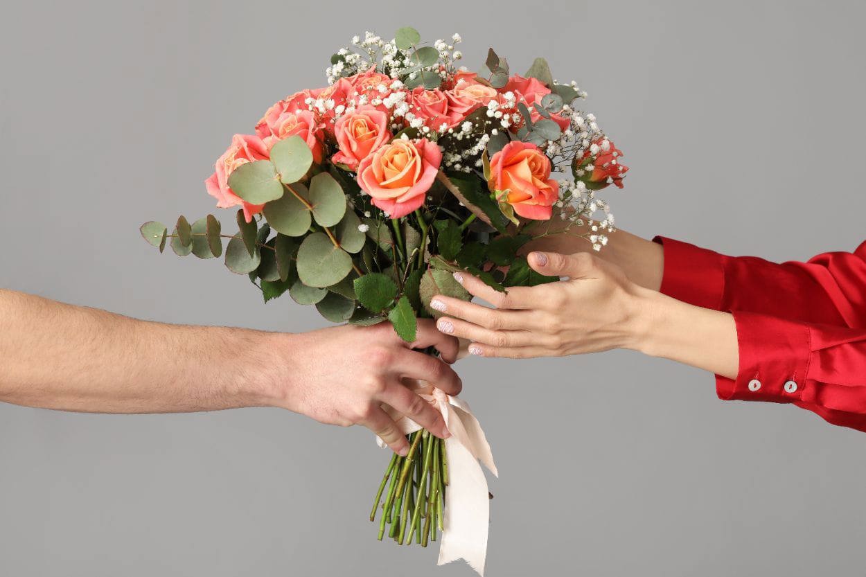 Cum să oferi un buchet de flori: sfaturi pentru a respecta bunele maniere