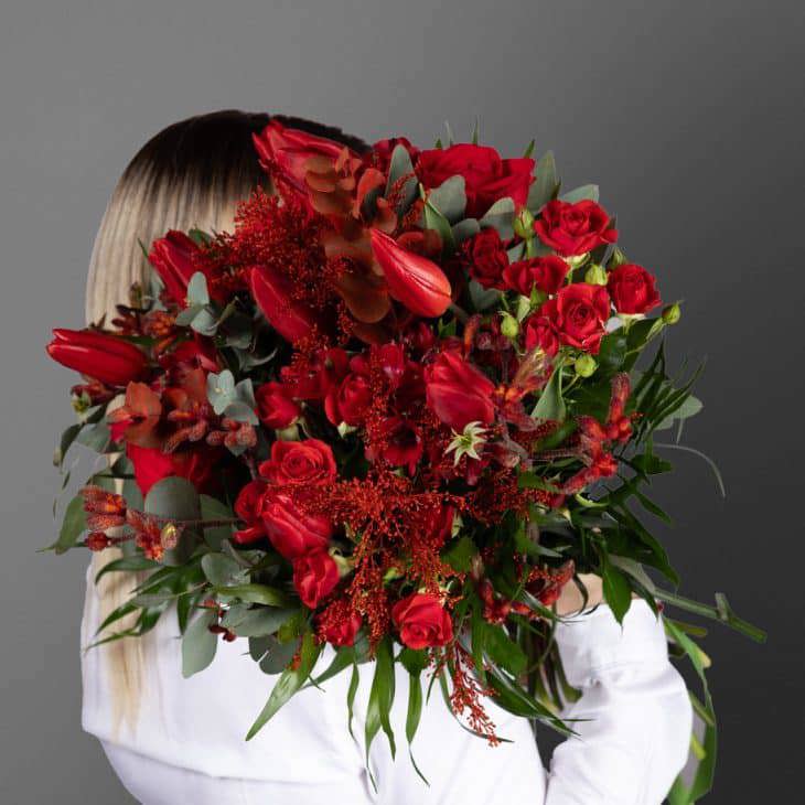 Idei pentru decorarea mesei cu aranjamente florale deosebite